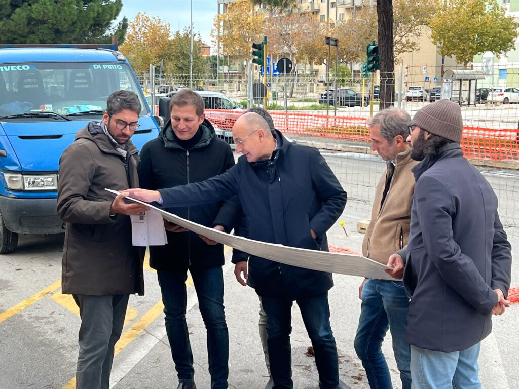 IL COMUNE COMUNICA – al via i lavori di completamento della riqualificazione di via Caldarola: stamattina il sopralluogo dell’assessore Galasso e del presidente Leonetti