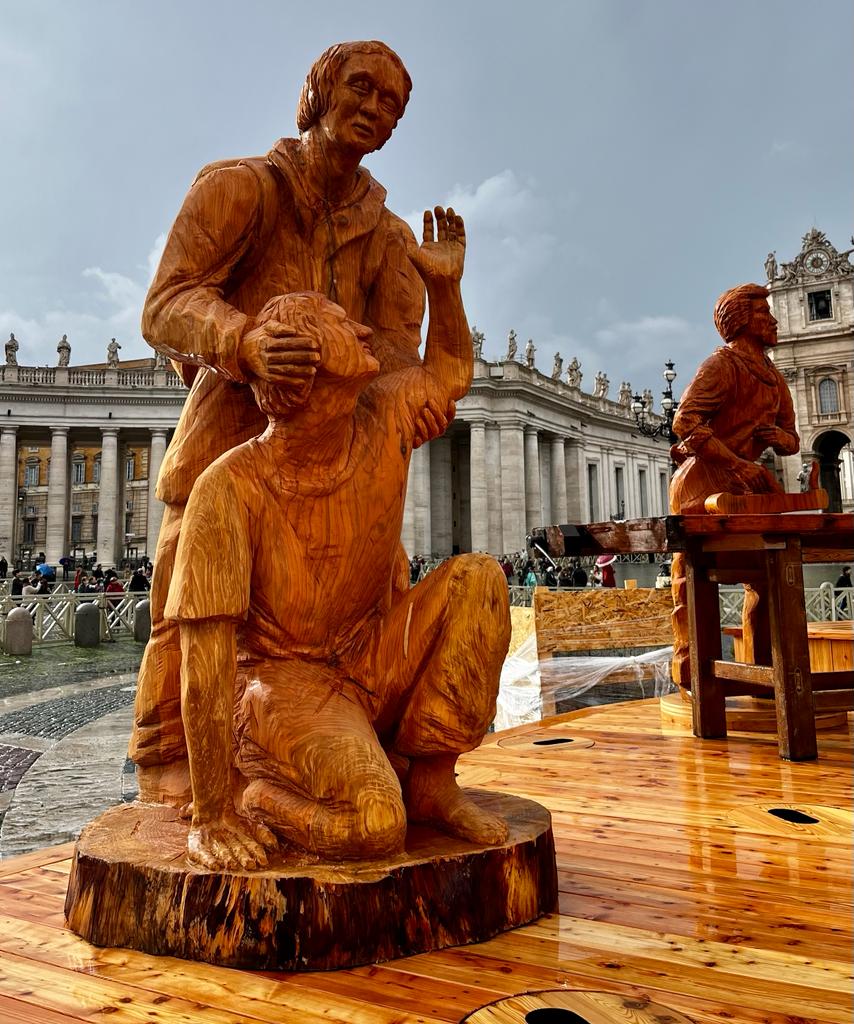 NATALE 2022: IN PIAZZA SAN PIETRO A ROMA IL PRESEPE DI SUTRIO VISITABILE FINO ALL’8 GENNAIO. Scolpito a mano da undici artisti del FVG, è un Presepe focalizzato sui valori della sostenibilitÃ