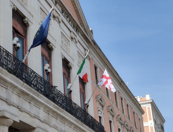 IL COMUNE COMUNICA – anniversario dell’indipendenza della Georgia: la bandiera georgiana sventola sulla facciata di Palazzo di Città