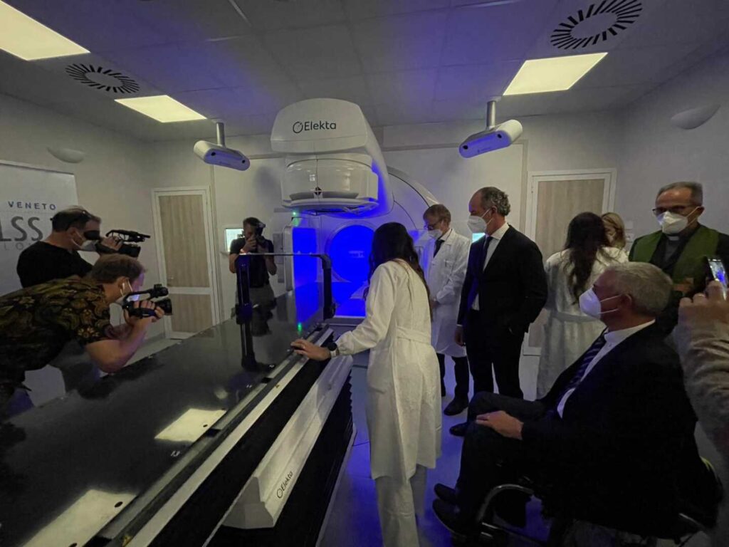 1374-2022 INAUGURATO DAL PRESIDENTE DELLA REGIONE NUOVO ACCELERATORE LINEARE ALL’OSPEDALE DI BELLUNO