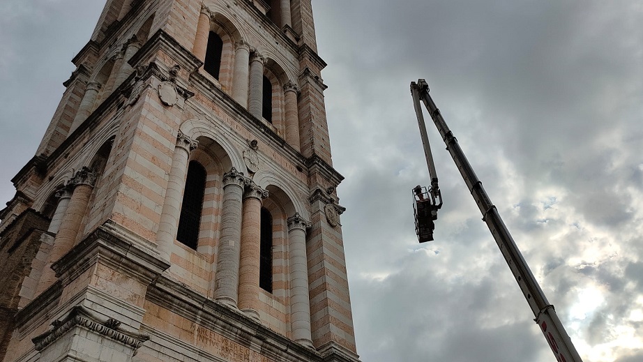 DUOMO FERRARA, CONTINUANO GLI INTERVENTI ANCHE ESTERNI. ‘DIAGNOSI’ ANCHE NEL SOTTOSUOLO PER IL CAMPANILE