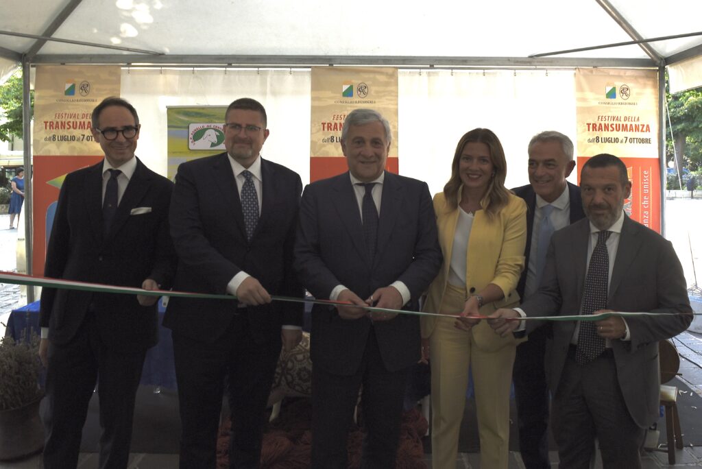 (FOTO) – TRANSUMANZA, TAJANI E SOSPIRI AL “VILLAGGIO DEL PASTORE” ALL’EMICICLO