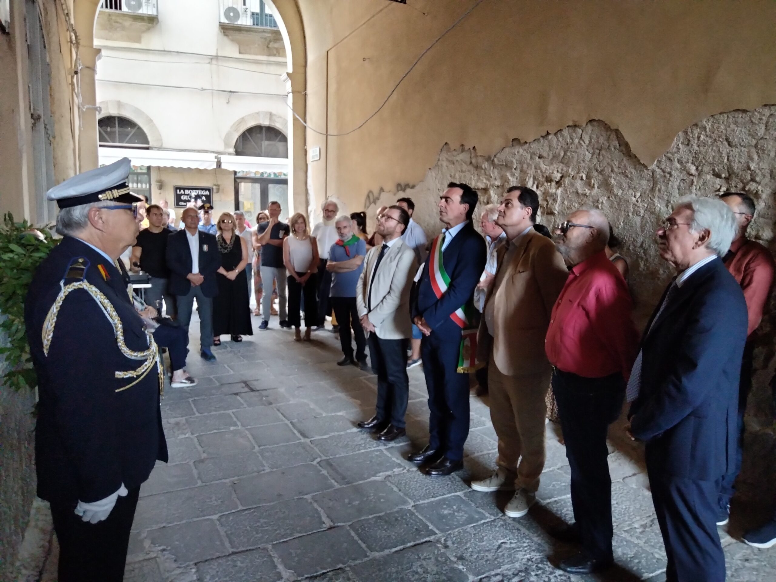 Com. Alla presenza del già ministro Giuseppe Provenzano, commemorato l’ottantesimo anniversario della morte dell’on. Arturo Vella, convinto antifascista, che fondò la Federazione giovanile socialista italiana e fu vicesegretario del Psi