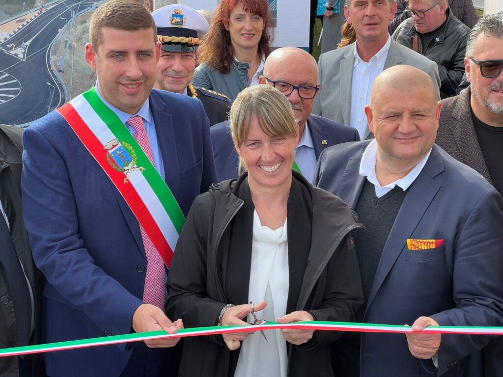 2277-2022 INFRASTRUTTURE. INAUGURAZIONE ROTATORIA SU STRADA SANTO A S.GIORGIO PERTICHE (PD). VICEPR. DE BERTI INTERVENTO CHE GUARDA A SICUREZZA STRADALE, VALORE STORICO, ECONOMICO E AGRICOLO DEL TERRITORIO