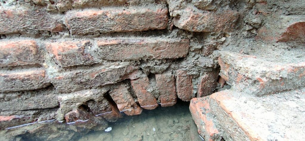 FERRARA, SCOPERTA ‘VASCA’ MEDIEVALE. LA COORDINATRICE DEGLI ARCHEOLOGI: “ECCEZIONALE RINVENIMENTO PER RICOSTRUIRE USI E COSTUMI DELL’EPOCA”. IL GRAZIE E LE CONGRATULAZIONI DEL SINDACO FABBRI