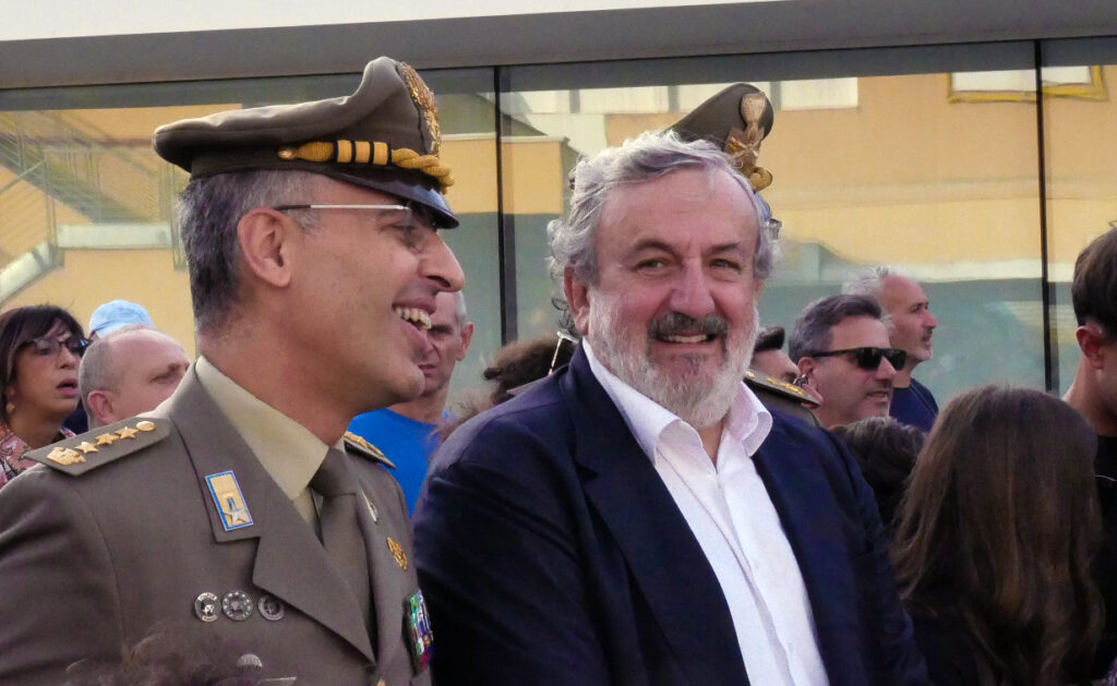 agenzia regionale 1111.22 Emiliano visita stand Esercito in Fiera