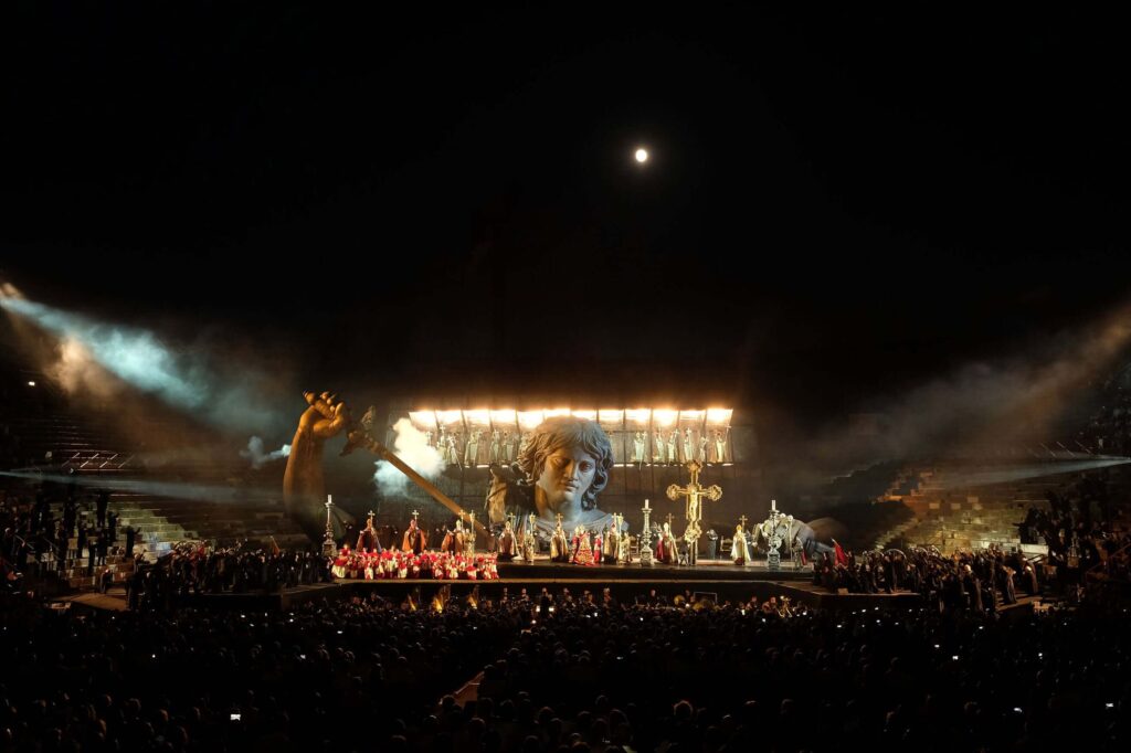 Sabato 29 luglio debutta TOSCA, settima produzione del 100° Arena di Verona Opera Festival. Grandi artisti diretti dal M° Ciampa nello spettacolo di De Ana