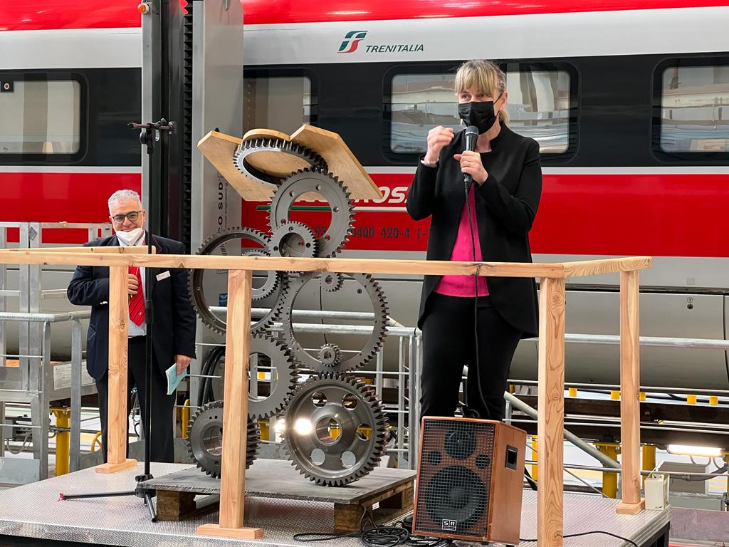 1059-2022 OFFICINE GRANDI RIPARAZIONI DI VICENZA. VICEPRESIDENTE REGIONE GRAZIE A FERROVIERI CON L’AFRICA PER LA VISITA AD UN LUOGO SIMBOLO DELLA STORIA FERROVIARIA, OGGI IMPIANTO DI ECCELLENZA PER I CONVOGLI