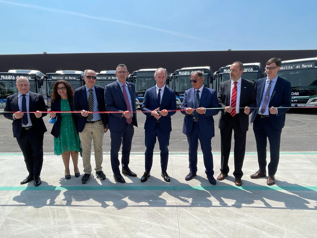1108-2022 PRESIDENTE REGIONE VENETO INAUGURA NUOVI BUS DELLA MOM DI TREVISO