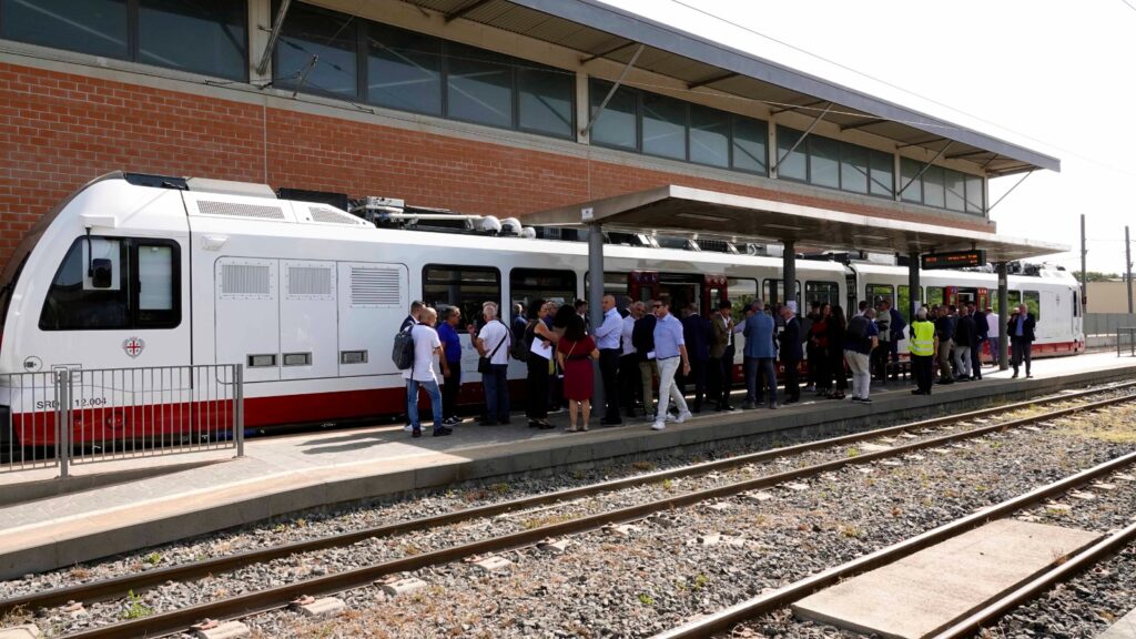 NUOVI TRENI SULLA MONSERRATO-ISILI, IL PRESIDENTE SOLINAS: LA REGIONE CONTINUA A INVESTIRE RISORSE PER L’AMMODERNAMENTO DEL SISTEMA FERROVIARIO SARDO