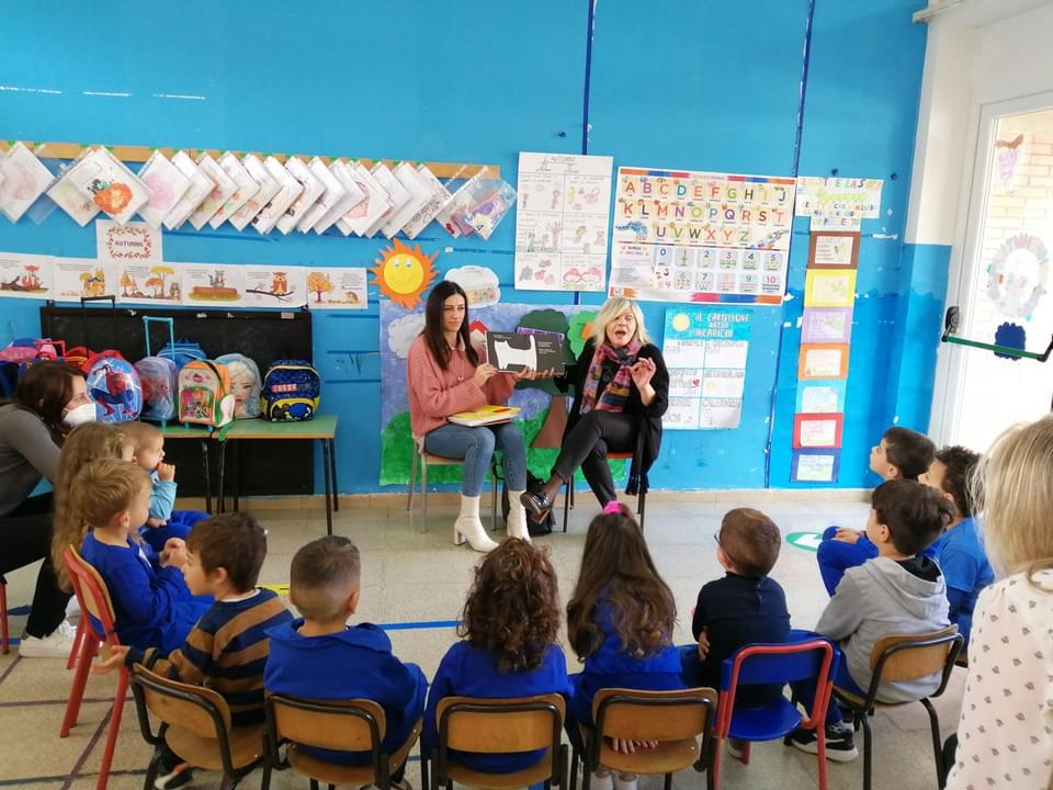“Io leggo perché”, la vice sindaca e l’assessora all’infanzia nella scuola Marcucci di San Valentino