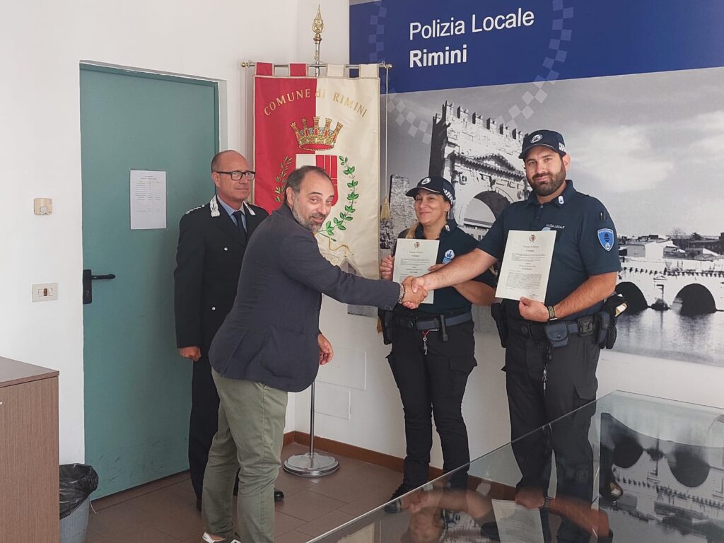 L’encomio concesso agli agenti della Polizia locale di Rimini, intervenuti in soccorso ad una donna ucraina, vittima di un grave malore dopo la terribile notizia della perdita della figlia