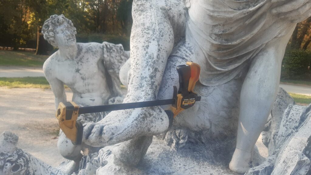 Ricomposto il piede del gruppo del Sileno al Parco Ducale.