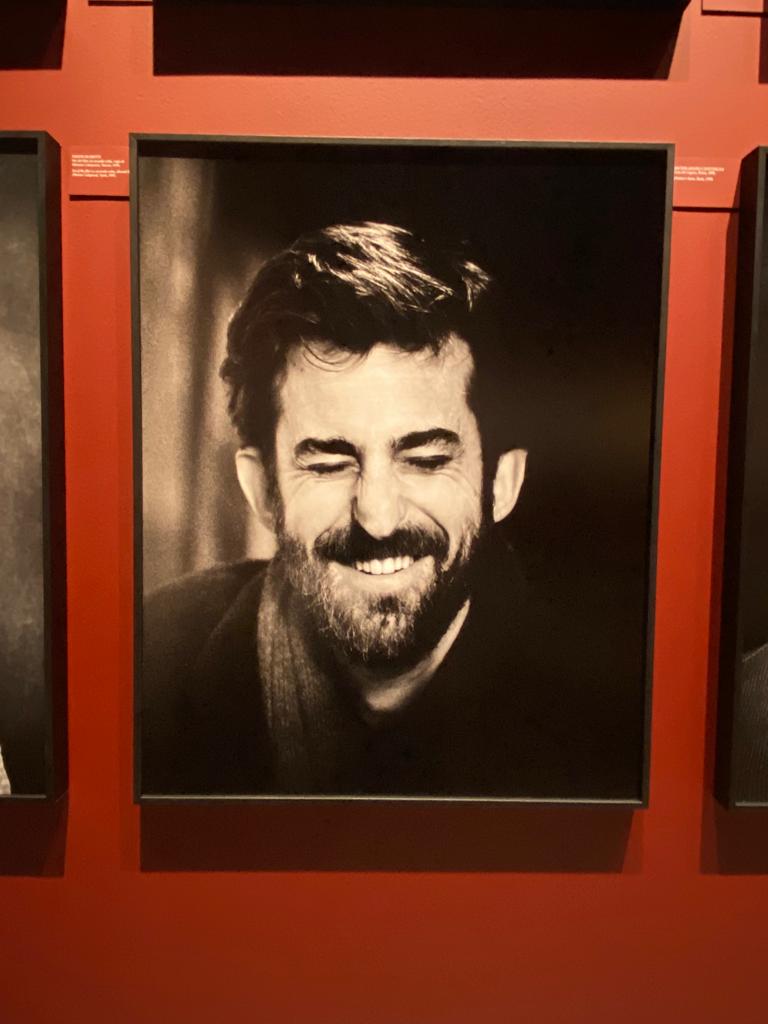 NANNI MORETTI COMPIE 70 ANNI: IL SUO INSOLITO RITRATTO (SORRIDENTE) TRA LE FOTOGRAFIE DI GUIDO HARARI IN MOSTRA A PALAZZO DEI DIAMANTI A FERRARA. IL FOTOGRAFO: “COGLIERE LA SUA RISATA È STATO COME FARE BINGO”