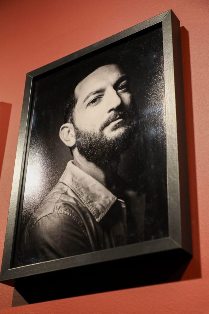 FERRARA, VASCO BRONDI IN VISITA ALLA MOSTRA DI GUIDO HARARI A PALAZZO DEI DIAMANTI: “GUARDANDO LE SUE FOTOGRAFIE SI SENTE LA MUSICA IN SOTTOFONDO, ANCHE QUANDO NON C’È”