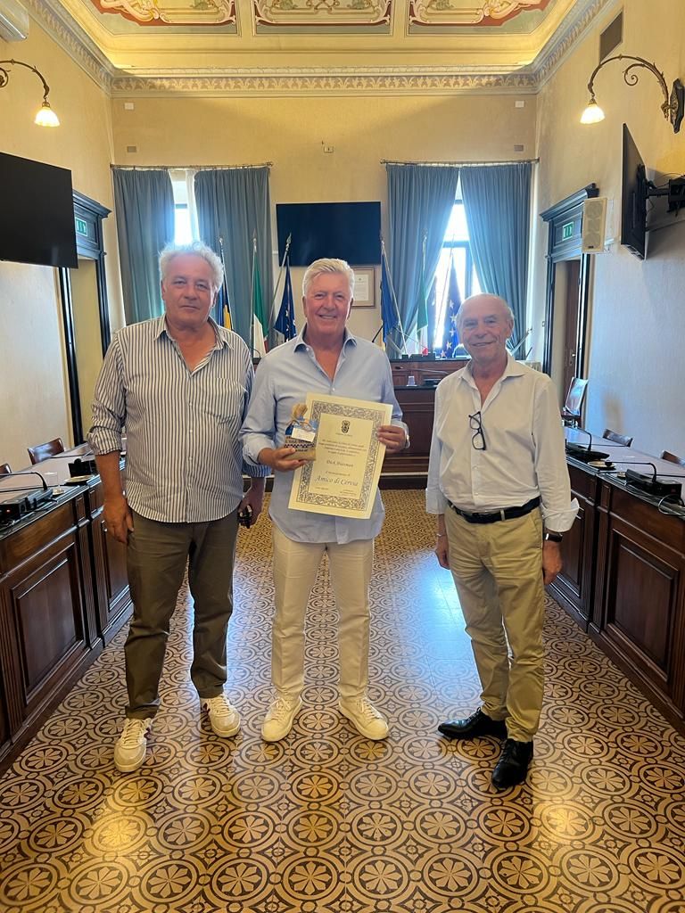 Amici di Cervia -Dich Huisman padre dell’attore Michiel Huisman, turista fedele a Cevia da 40 anni, premiato dal sindaco Massimo Medri