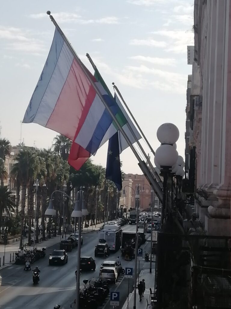 IL COMUNE COMUNICA – Bandiera della Costa Rica sulla facciata di Palazzo di Città nel 202° anniversario dell’indipendenza del Paese centroamericano dalla Spagna