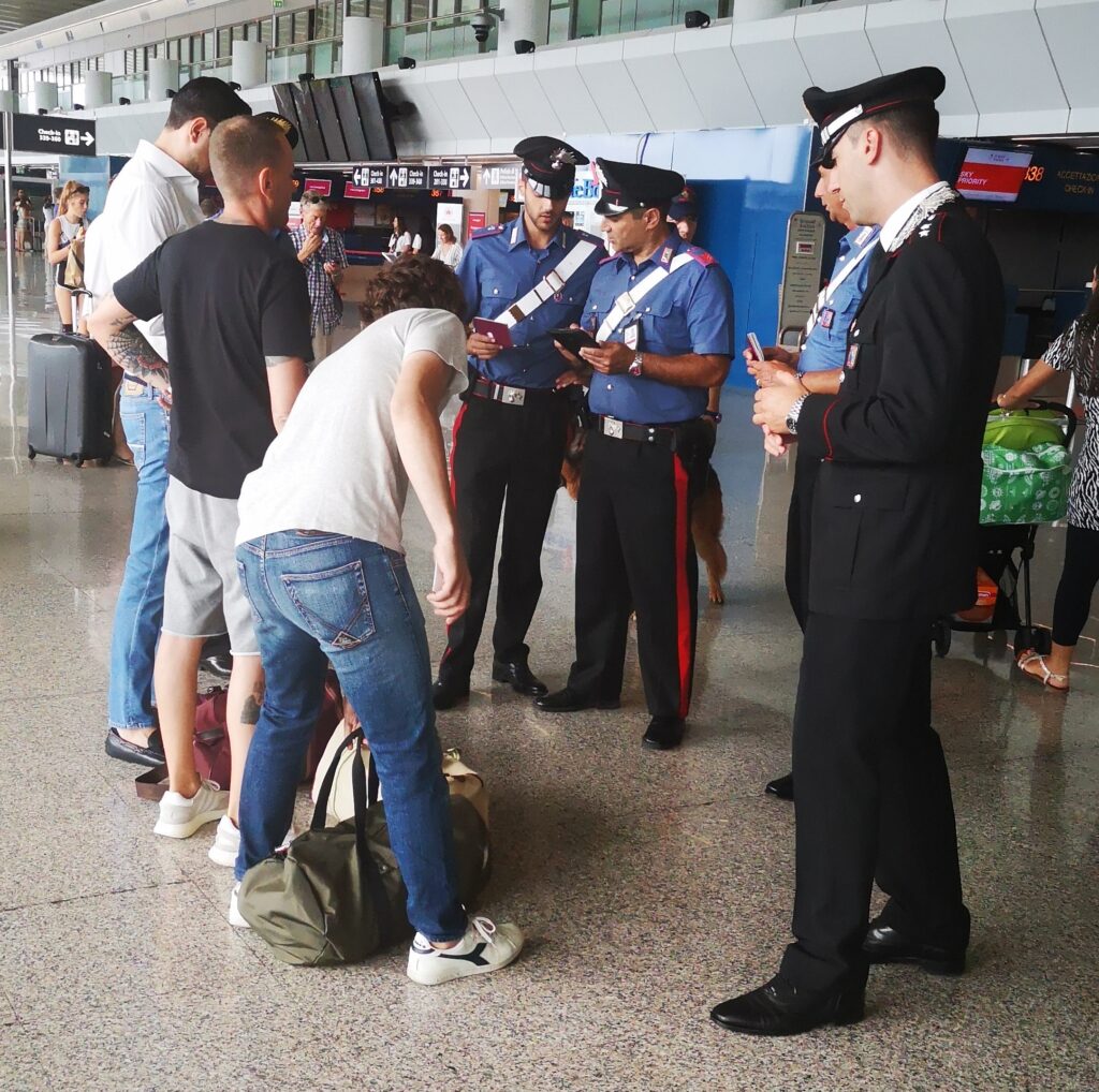 #CONTIENE FOTO# FIUMICINO – CONTROLLI DEI CARABINIERI NELLO SCALO AEROPORTUALE INTERNAZIONALE “LEONARDO DA VINCI”. CINQUE PERSONE DENUNCIATE, “PROCACCIATORI” SANZIONATI E 2 ORDINI DI ALLONTANAMENTO DI 48 ORE EMESSO.