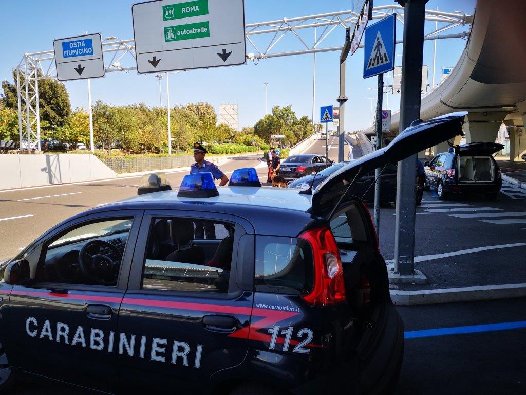 #CONTIENE FOTO# FIUMICINO – CONTROLLI DEI CARABINIERI NELLO SCALO AEROPORTUALE INTERNAZIONALE “LEONARDO DA VINCI”. QUATTRO PERSONE DENUNCIATE, 4 “PROCACCIATORI” SANZIONATI E DUE ORDINI DI ALLONTANAMENTO DI 48 ORE EMESSO.