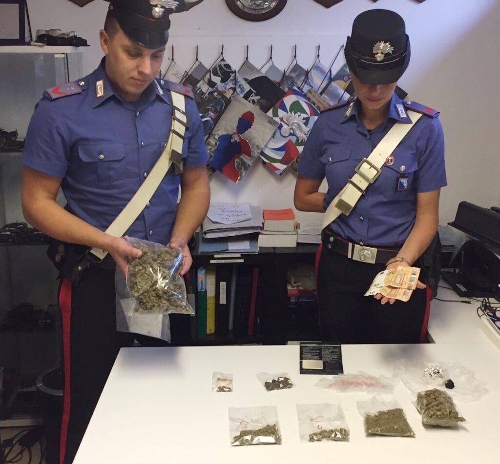 #CONTIENE FOTO# ROMA – BLITZ ANTIDROGA DEI CARABINIERI. 5 PERSONE ARRESTATE