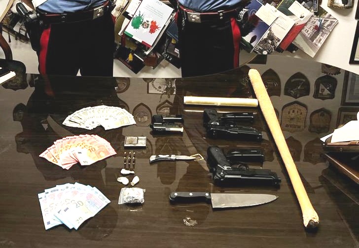 #CONTIENE FOTO# GENZANO – CARABINIERI ARRESTANO DUE PERSONE GRAVEMENTE INDIZIATE DEL REATO DI DETENZIONE AI FINI DI SPACCIO E PORTO ABUSIVO DI ARMI