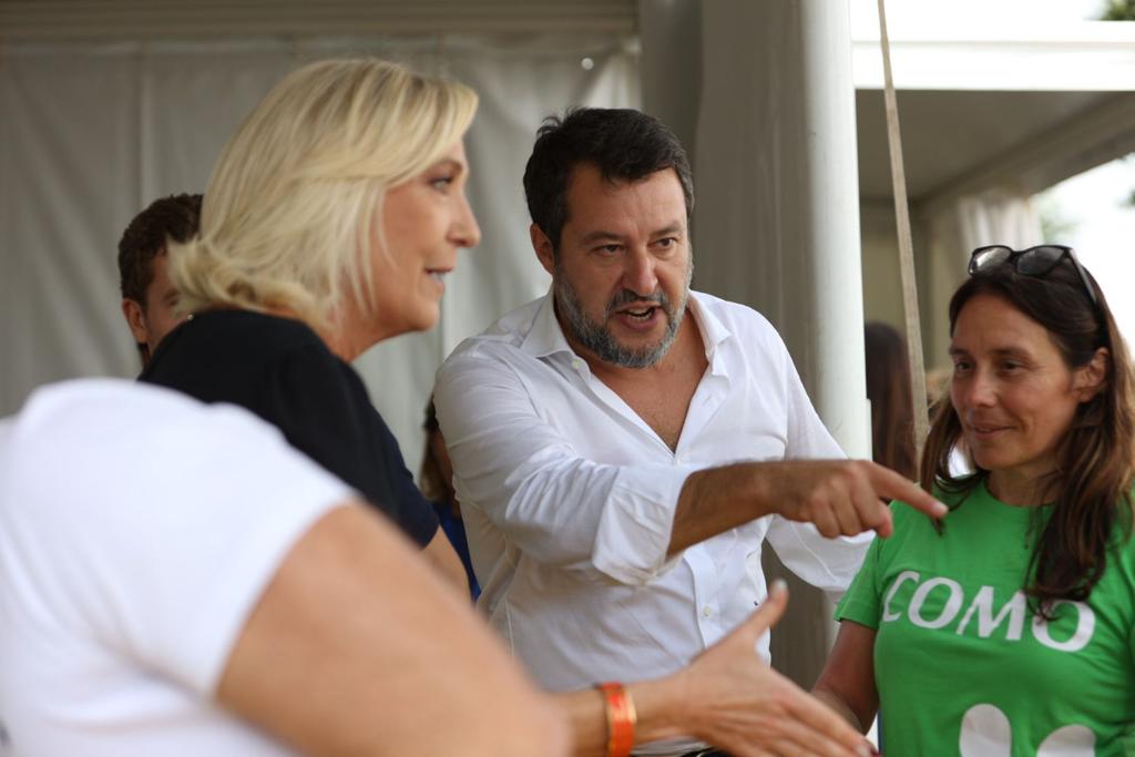 LEGA, SALVINI ACCOGLIE LE PEN E LE DONA UN LIBRO SUL PONTE