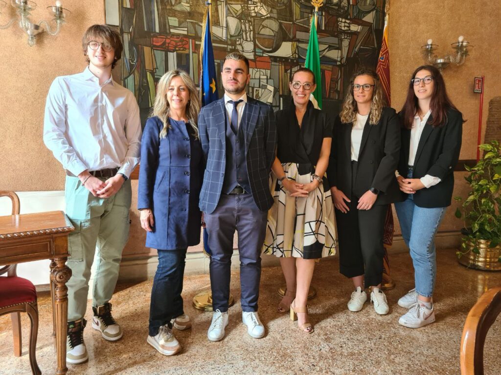 1750-2023 DONAZZAN INCONTRA DELEGAZIONE DELL’ISTITUTO AGRARIO SARTOR DI CASTELFRANCO VENETO. OTTIMO ESEMPIO DI COME I PROGETTI INTERNAZIONALI FANNO CRESCERE I RAGAZZI E LE LORO SCUOLE