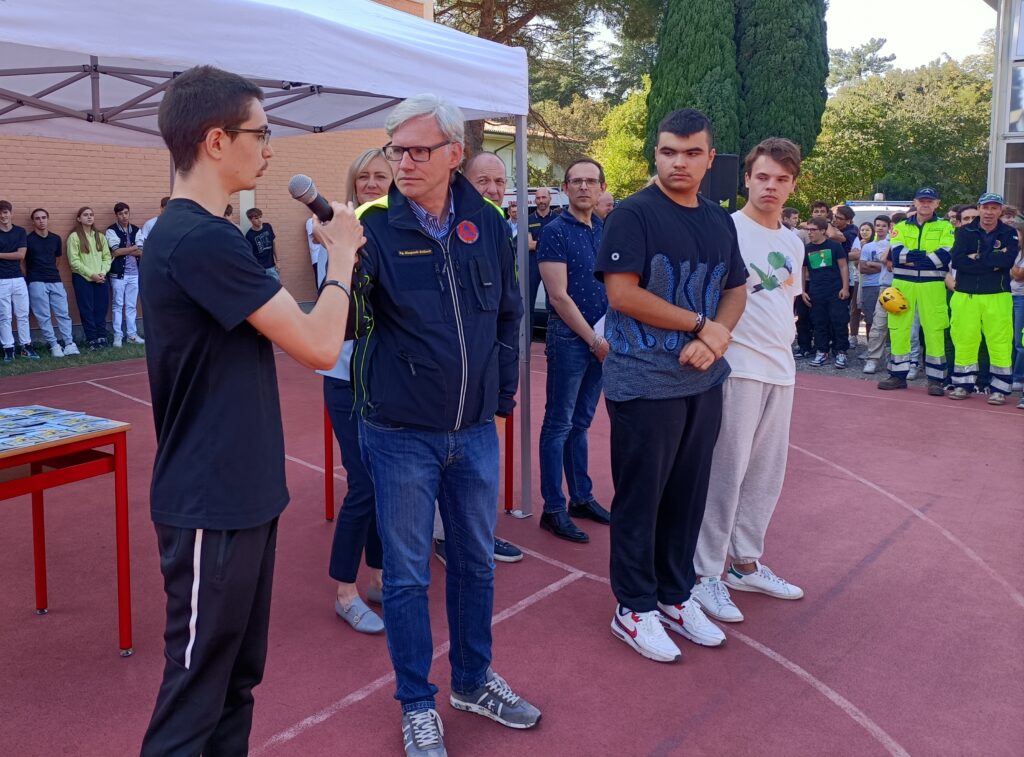 1766-2023 SCUOLA SICURA FA TAPPA ALL’ISTITUTO FERMI DI BASSANO DEL GRAPPA. BOTTACIN, ESERCITAZIONE SU TERREMOTO, INCENDIO E FERITI. PRESENTATI AGLI ALUNNI I POSSIBILI SCENARI DI RISCHIO