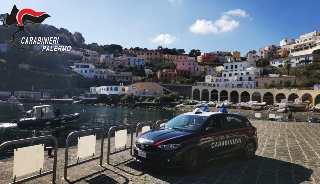 USTICA, 85ENNE CADE IN MARE DAGLI SCOGLI. SOCCORSO DAI CARABINIERI