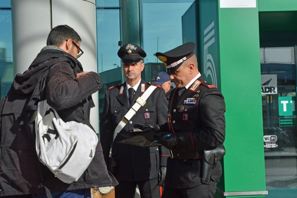 #CONTIENE FOTO# FIUMICINO – CONTROLLI DEI CARABINIERI NELLO SCALO AEROPORTUALE INTERNAZIONALE “LEONARDO DA VINCI”. 8 PERSONE DENUNCIATE PER FURTO E 4 “PROCACCIATORI” SANZIONATI.