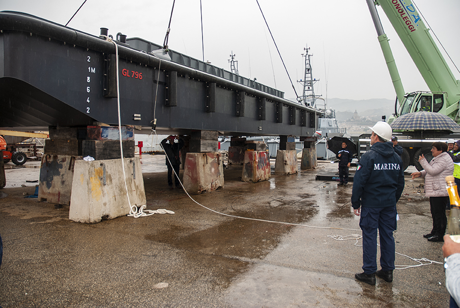 Varato il quarto galleggiante GL 796 per la Marina Militare presso l’Arsenale Militare di Messina - 4 Varato il quarto galleggiante GL 796 per la Marina Militare presso l’Arsenale Militare di Messina - 3