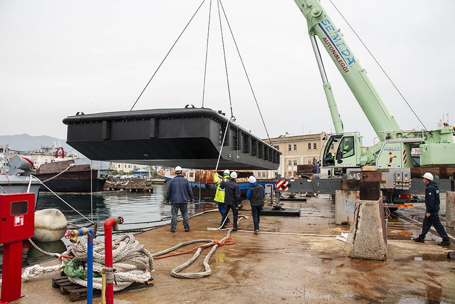 Varato il quarto galleggiante GL 796 per la Marina Militare presso l’Arsenale Militare di Messina - 2 Varato il quarto galleggiante GL 796 per la Marina Militare presso l’Arsenale Militare di Messina - 1