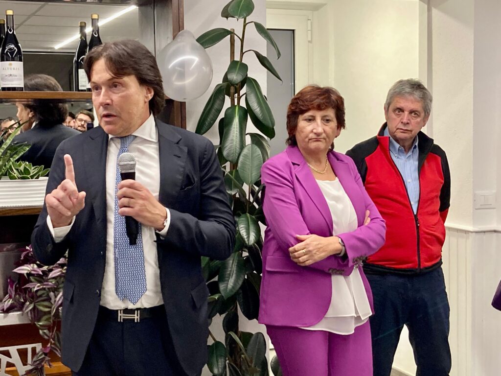 (ARC) Commercio: Bini, Regione a fianco di negozi di vicinato