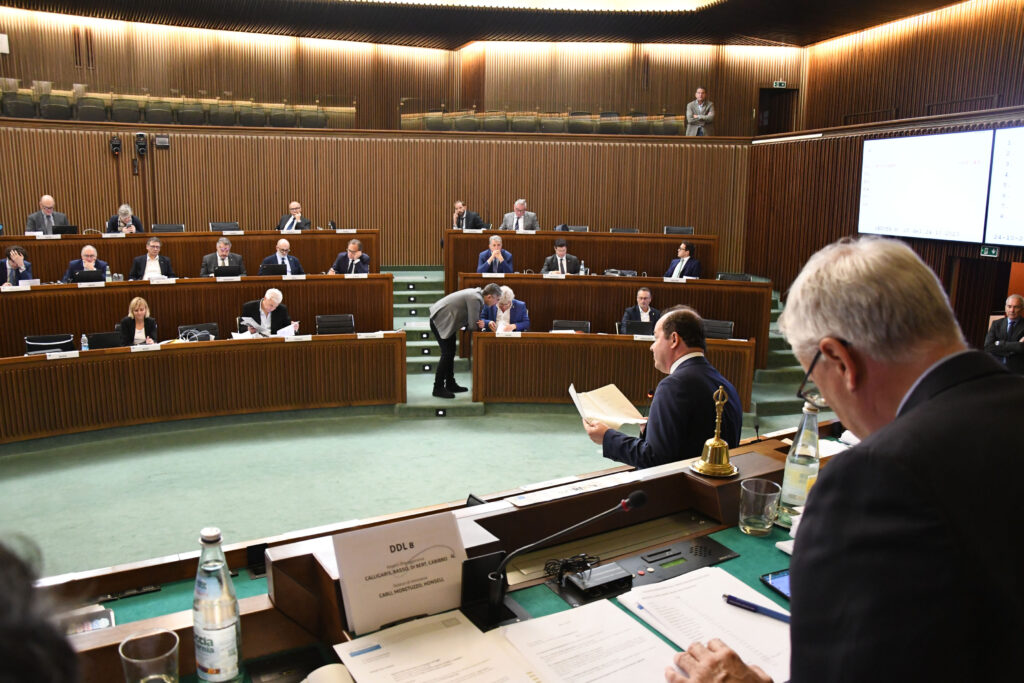 (ACON) ASSESTAMENTO BIS. OK AULA ARTICOLI DA 11 A 14. 20 MLN A RETI COMUNI