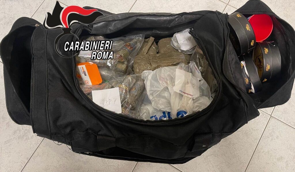 #CONTIENE FOTO# OSTIA ANTICA – CARABINIERI ARRESTANO 2 GIOVANI ROMANI TROVATI IN POSSESO DI OLTRE 30 KG TRA HASHISH E MARIJUANA. SONO GRAVEMENTE INDIZIATI DEL REATO DI DETENZIONE AI FINI DI SPACCIO DI SOSTANZA STUPEFACENTE.