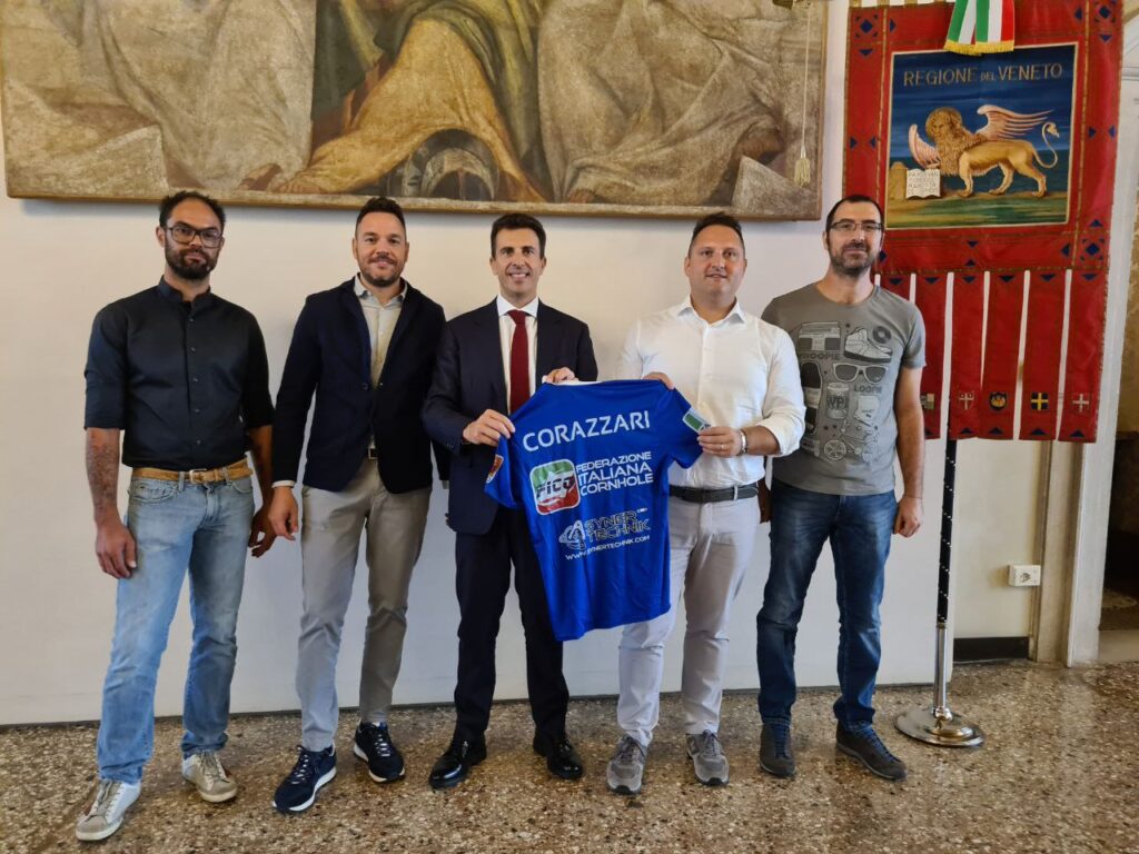 1788-2023 SPORT. ASSESSORE CORAZZARI RICEVE A PALAZZO BALBI I GIOCATORI DI CORNHOLE, NUOVA DISCIPLINA IN VIA DI DIFFUSIONE IN EUROPA