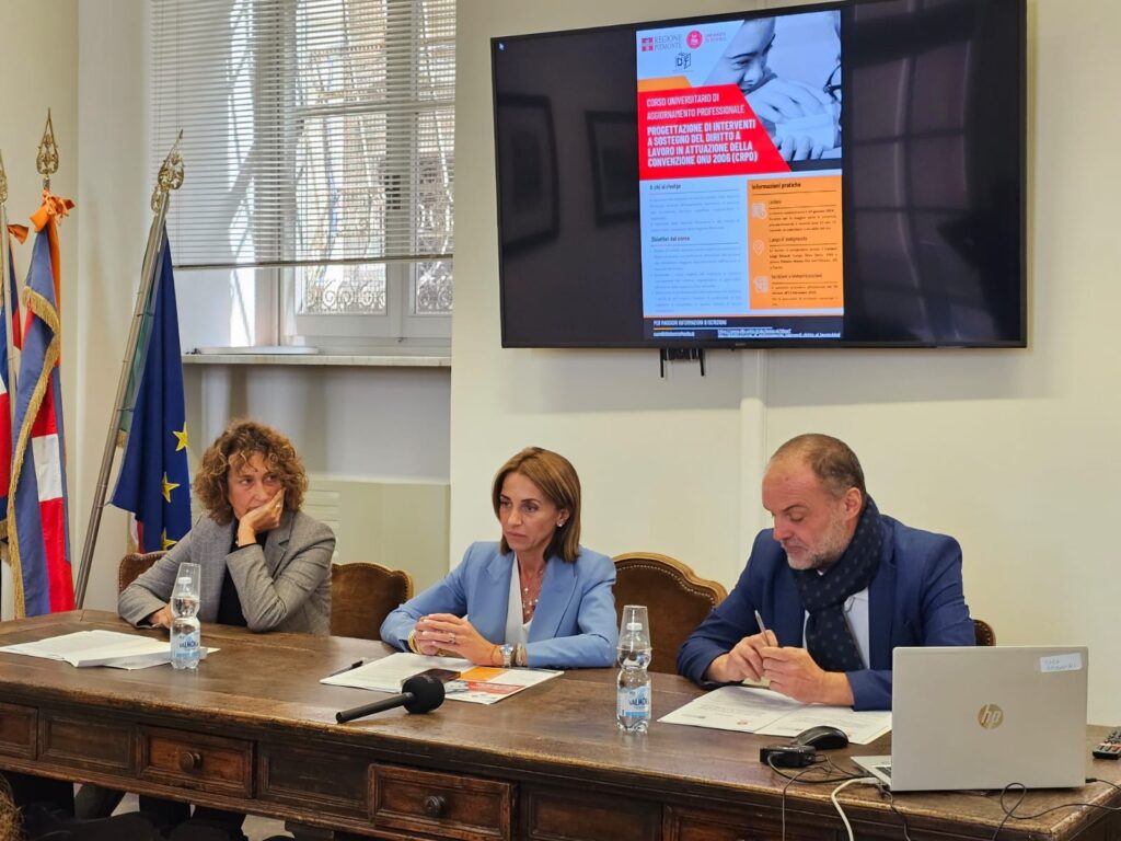 COMUNICATO STAMPA – NASCE A TORINO IL CORSO UNIVERSITARIO PER FORMARE ESPERTI NEL SOSTEGNO DEL DIRITTO AL LAVORO DELLE PERSONE CON DISABILITÀ, IL PRIMO IN ASSOLUTO A LIVELLO NAZIONALE IN ATTUAZIONE DELLA CONVENZIONE ONU – Grazie al finanziamento di Regione Piemonte e in collaborazione con Università di Torino partirà da gennaio il primo corso di aggiornamento professionale in attuazione della Convenzione ONU per i diritti delle persone con disabilità.