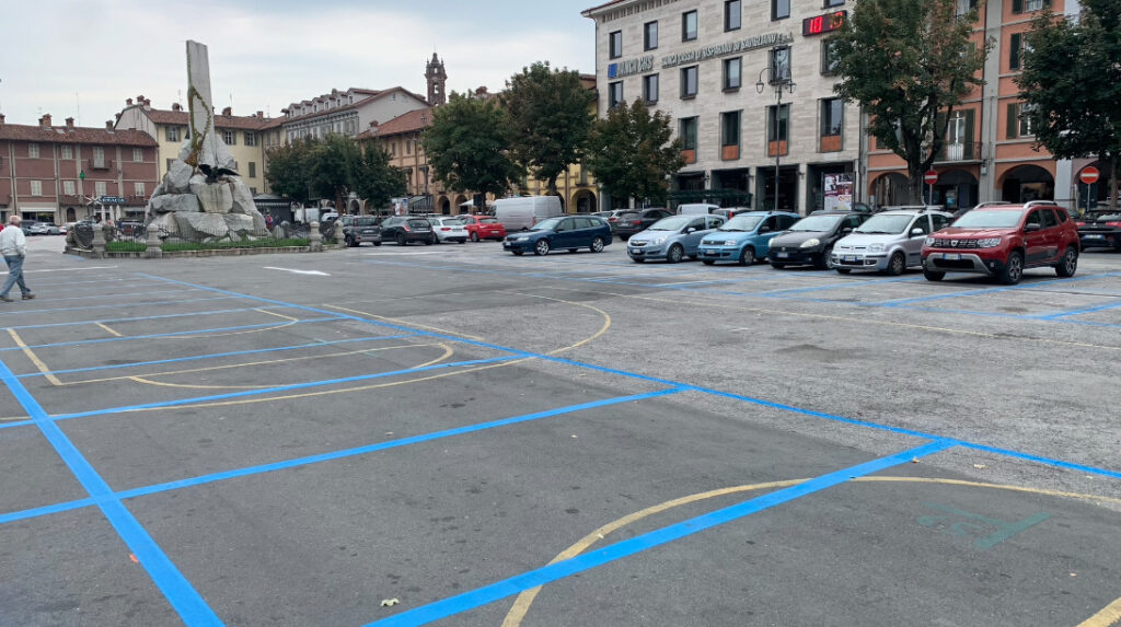 Tornati i parcheggi blu in piazza del Popolo