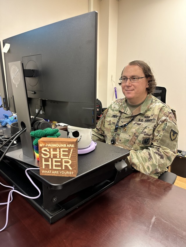 Il maggiore Rachel Jones, capo della divisione informatica del comando di supporto dell'esercito americano, G6 (gestione delle informazioni), funge apertamente da donna soldato transgender. In primo piano sulla sua scrivania c'è un cartello di legno che dice “I miei pronomi sono lei/lei. Quali sono i tuoi?