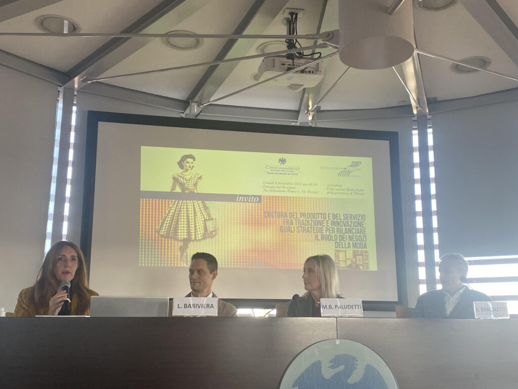 1956-2023 DONAZZAN INTERVIENE AD ASSEMBLEA DI FEDERMODA A TREVISO. SERVE EDUCARE I CONSUMATORI, RENDENDOLI CONSAPEVOLI CHE ACQUISTARE IN NEGOZIO CONTRIBUISCE A VALORIZZARE CENTRI STORICI E TERRITORI