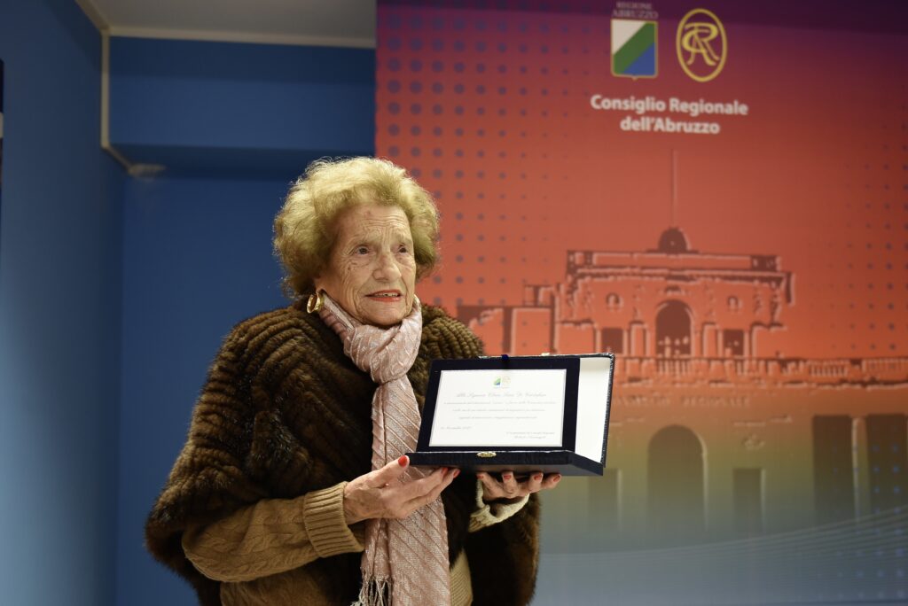 (FOTO) – SANTANGELO CONSEGNA TARGA SETTANTA ANNI D’ATTIVITA’ A CLARA SIRIA DI CRISTOFORO