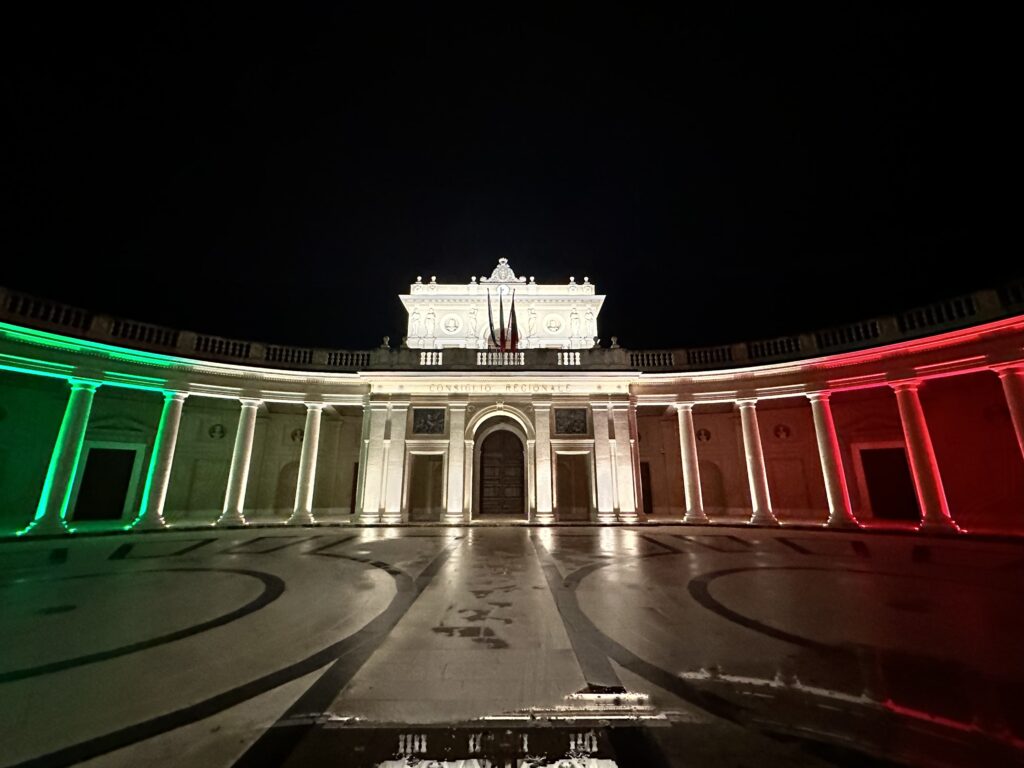 (FOTO) – SANTANGELO ACCOGLIE RAPPRESENTANTI CRAM IN UN EMICICLO TRICOLORE
