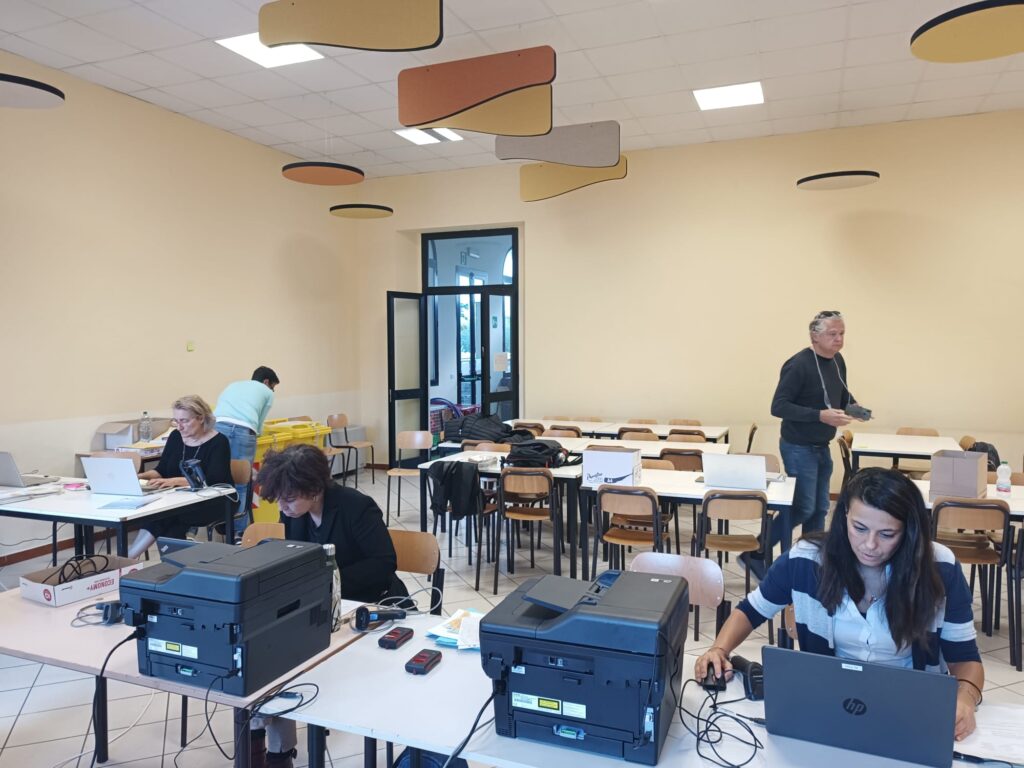 Tarip Altopascio, continua la distribuzione dei sacchi grigi Rfid: nuovi orari all’ufficio tributi e nuovi appuntamenti nelle frazioni | Comunicato stampa e foto