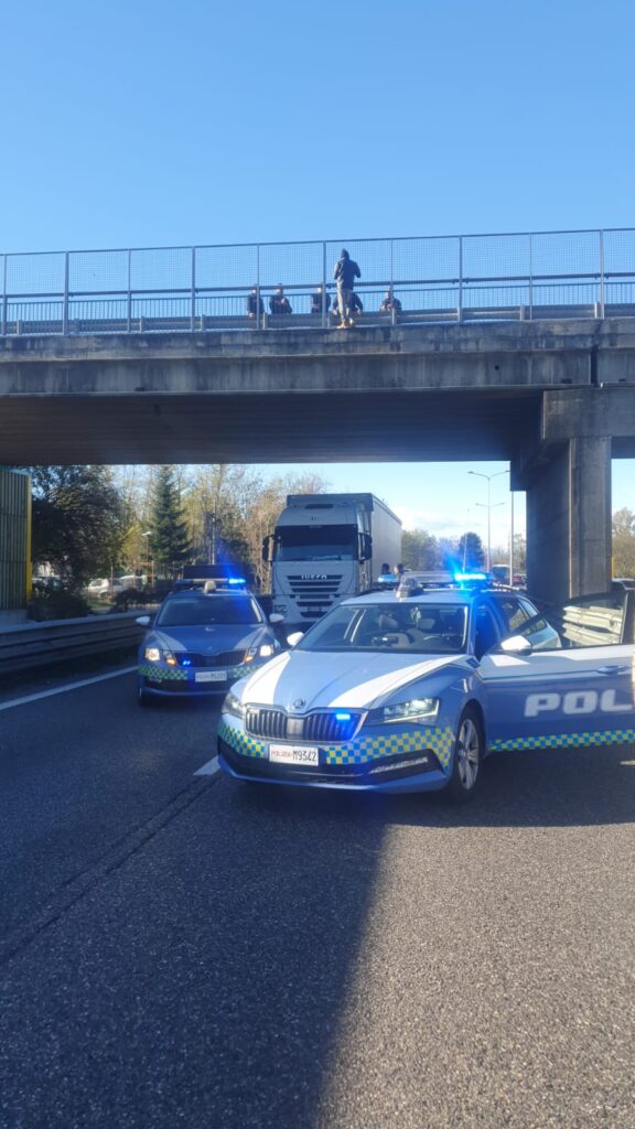 Polizia di Stato – Gallarate, minaccia di buttarsi dal cavalcavia, salvato dalla Polizia
