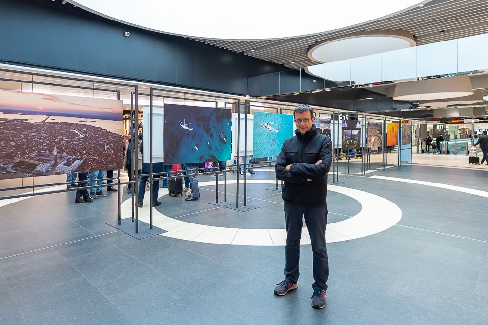 Polizia di Stato – Aeroporto Fiumicino, presentata la mostra “Le Ali della Polizia” con Massimo Sestini
