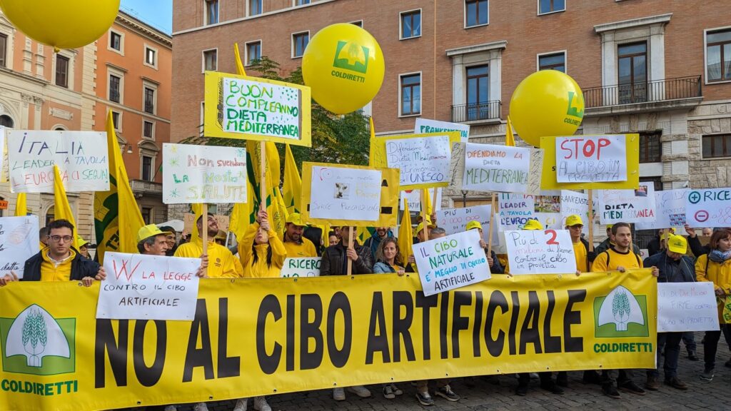 CIBO ARTIFICIALE: COLDIRETTI, AGRICOLTORI IN PIAZZA A SOSTEGNO LEGGE
