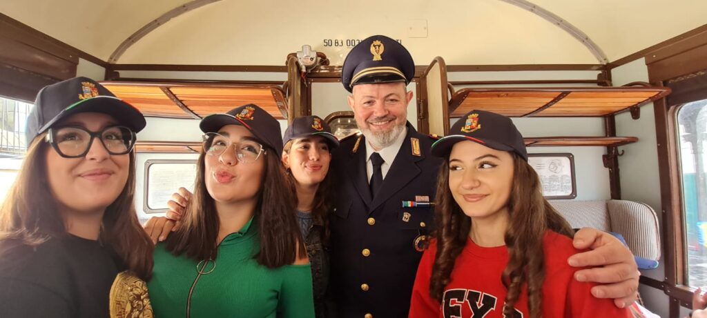 – La Polizia di Stato e il personale ferroviario accompagnano gli studenti di Caivano, Forcella e Fuorigrotta in un viaggio nella storia del trasporto ferroviario.