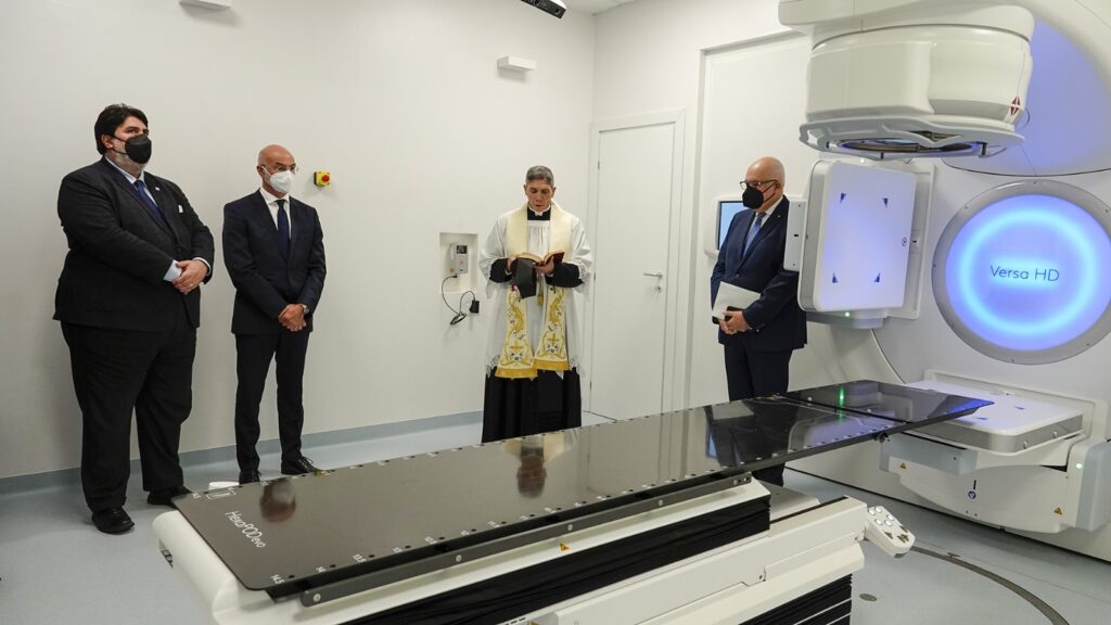 OSPEDALE BUSINCO, IN FUNZIONE IL NUOVO ACCELERATORE NELLA RADIOTERAPIA. IL PRESIDENTE SOLINAS: “FONDAMENTALE GARANTIRE CURE ONCOLOGICHE MODERNE ALL’ALTEZZA DELLE ASPETTATIVE DEI SARDI”