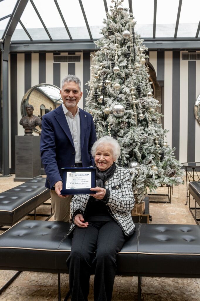 Cs. n.579 Gli auguri dell’Amministrazione Comunale per i 100 anni della ragusana Antonina Caruso + foto