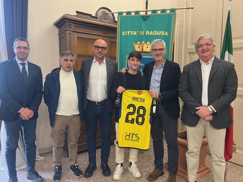 Cs. n.604 Ricevuto al Comune l’attaccante del Pisa, il ragusano Alessandro Arena + foto